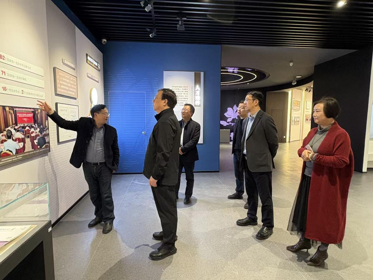 注重细节 精益求精 王进军校长检查校史文博场馆开馆准备工作