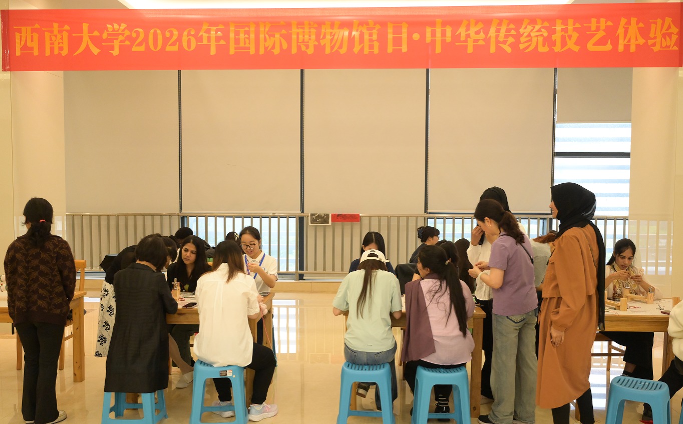 国际博物馆日 留学生在学校博物馆里上中国文化课